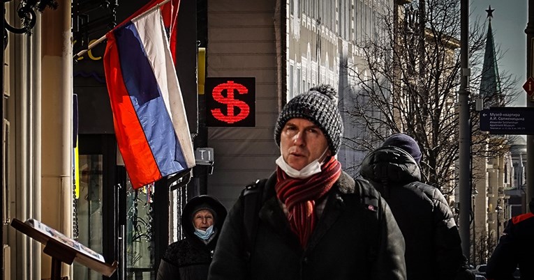 Rusiji dolazi na naplatu dug u dolarima. Hoće li ga platiti?