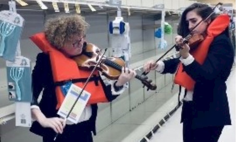 Serenada za toaletni papir kojega više nema: Violinistice oživjele scenu iz Titanica