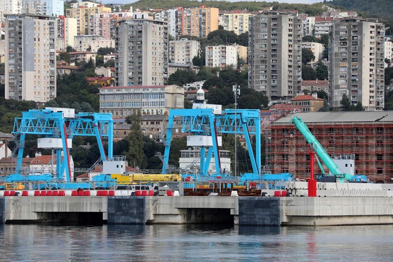 Ugašen požar radnog stroja na kontejnerskom terminalu Rijeka