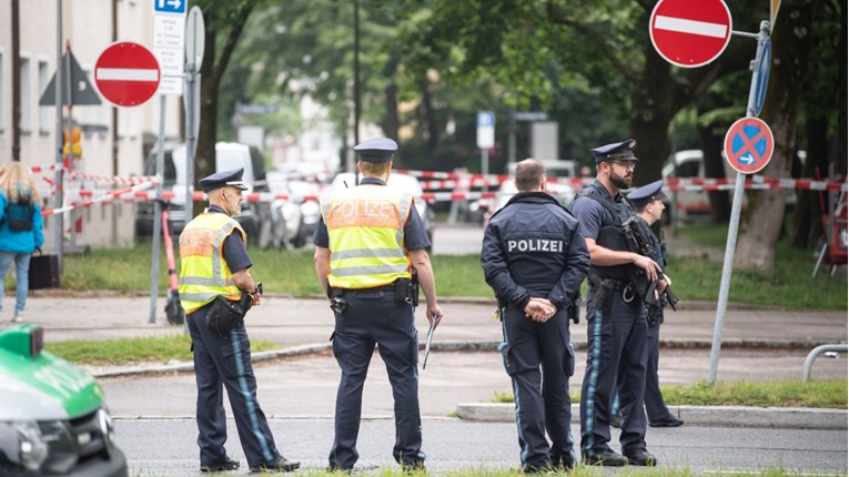 Namjerno se zaletjeli automobilom u skupinu ljudi u Münchenu, napadači pobjegli