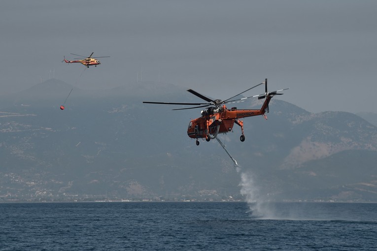 Srušio se helikopter koji je gasio veliki požar u Americi
