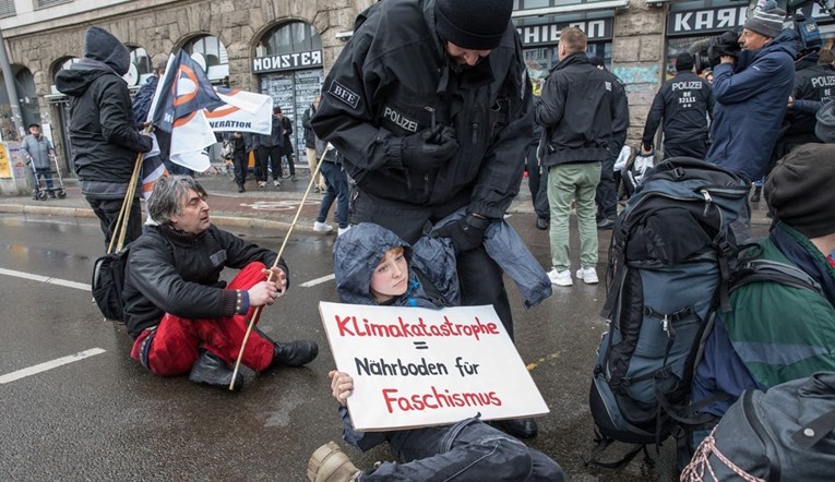 Aktivisti blokirali ceste u Njemačkoj, ali se sada nisu zalijepili za asfalt