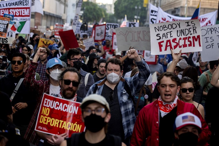 Prosvjedi diljem SAD-a nakon što je agent ICE-a ubio ženu. "Klizimo u diktaturu"