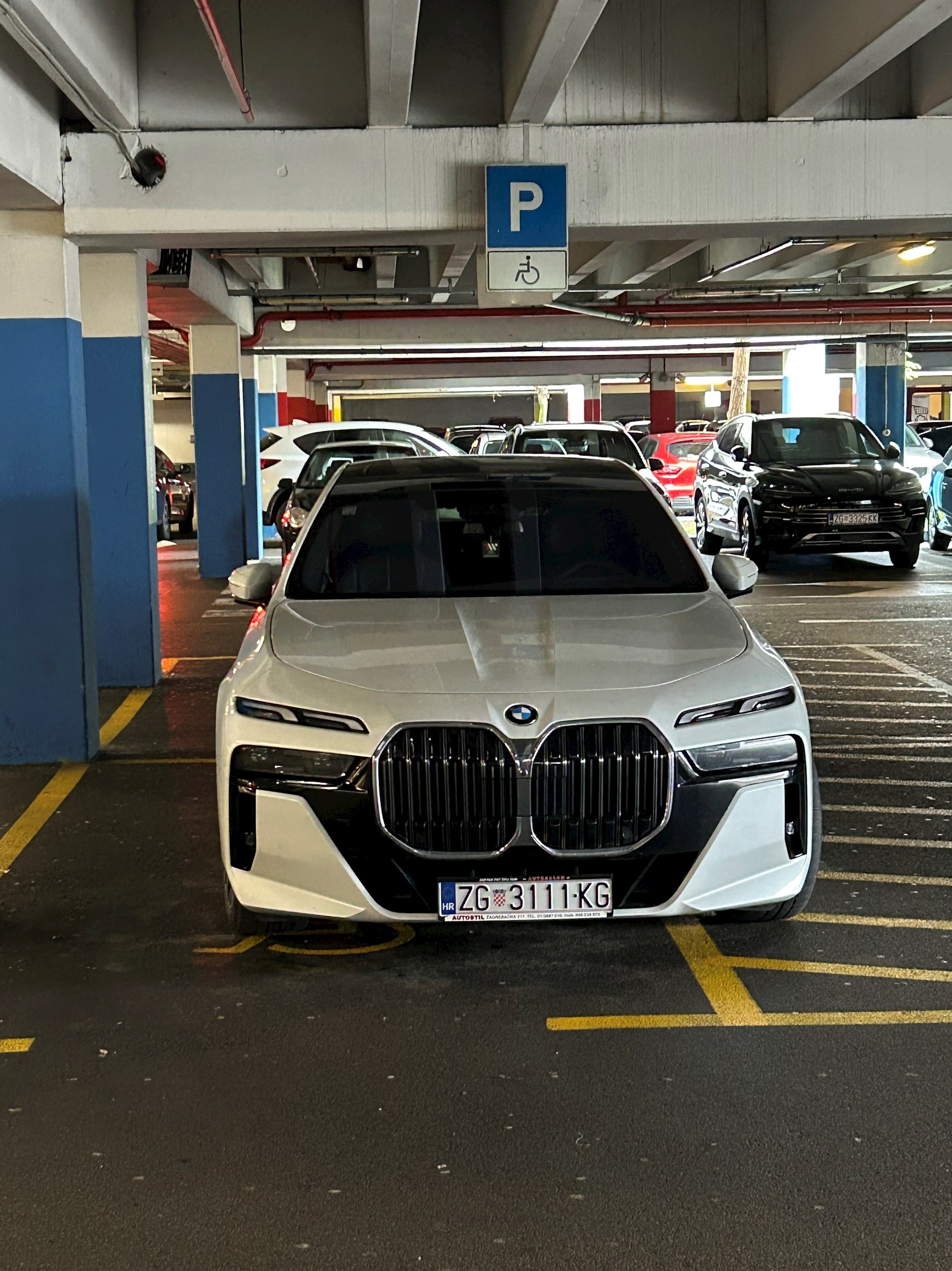 Ova seljačina je u garaži City Centra parkirala svoj BMW na mjestu za invalide