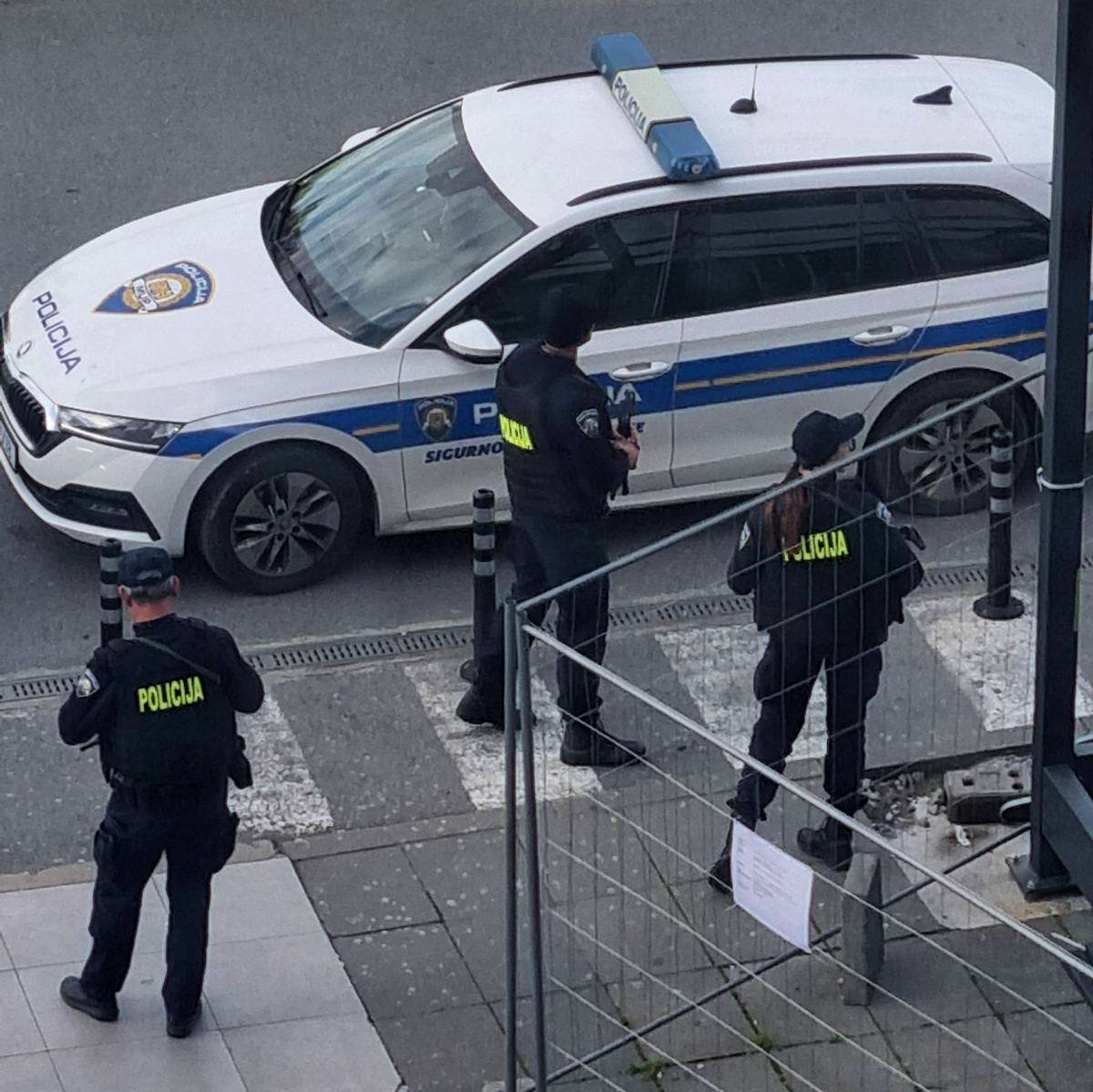 Evakuiran šoping-centar u Osijeku. Policija s dugim cijevima sve ogradila