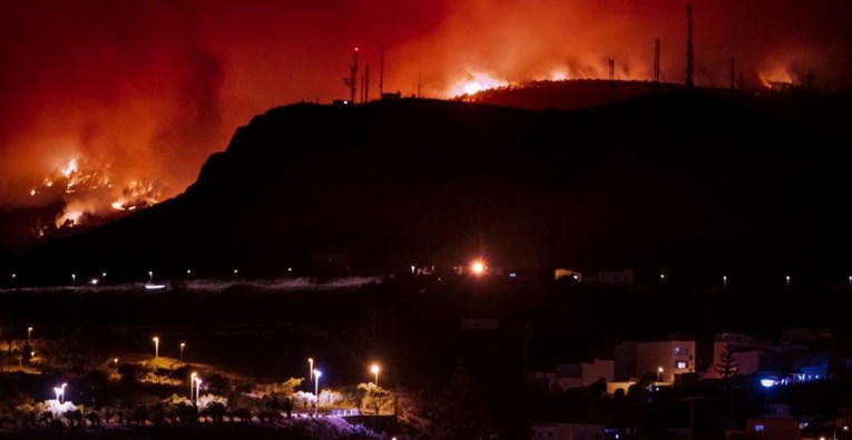 VIDEO Ogroman požar na Tenerifeu, tisuće u bijegu. "Čim izađete, počnete se gušiti"