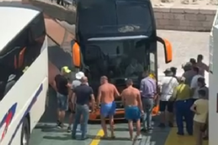 Autobus zapeo na trajektu za Korčulu, ljudi ga tresli i gurali. Javila se Jadrolinija