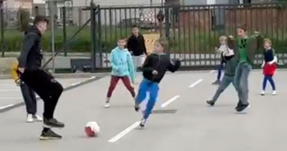Klinci na ulici prepoznali Dinamovu zvijezdu. On zaigrao s njima nogomet