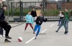 Klinci na ulici prepoznali Dinamovu zvijezdu. On zaigrao s njima nogomet