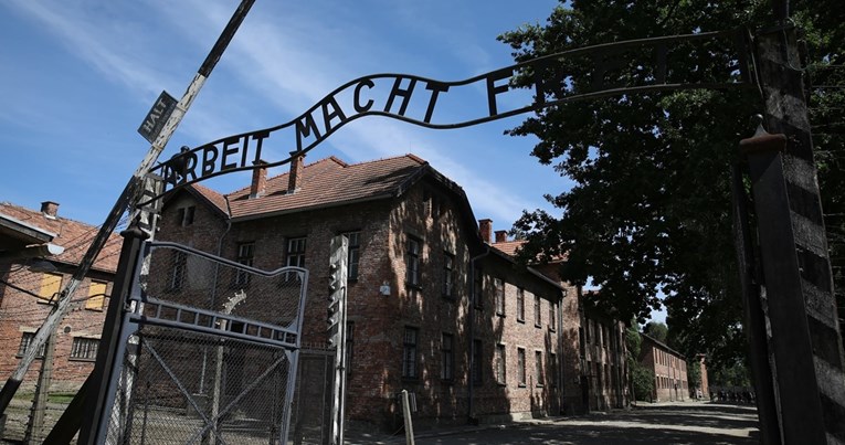 Nizozemka pozirala s naci-pozdravom u Auschwitzu, privedena je