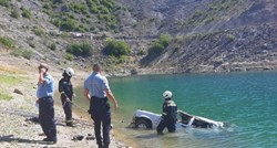 Autom sletio u provaliju i završio u Perućkom jezeru, pogledajte slike