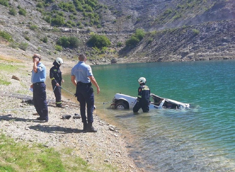 Autom sletio u provaliju i završio u Perućkom jezeru, pogledajte slike