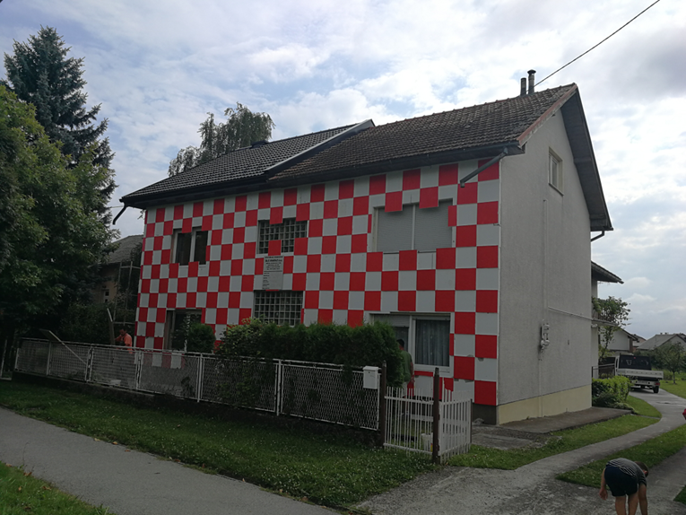 Navijački dom: U Novskoj oblijepili kuću kockicama u znak podrške Vatrenima