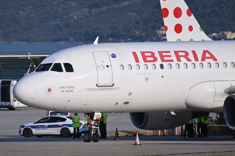 FOTO Avionu pukla guma pri slijetanju u Split, odlazni letovi obustavljeni