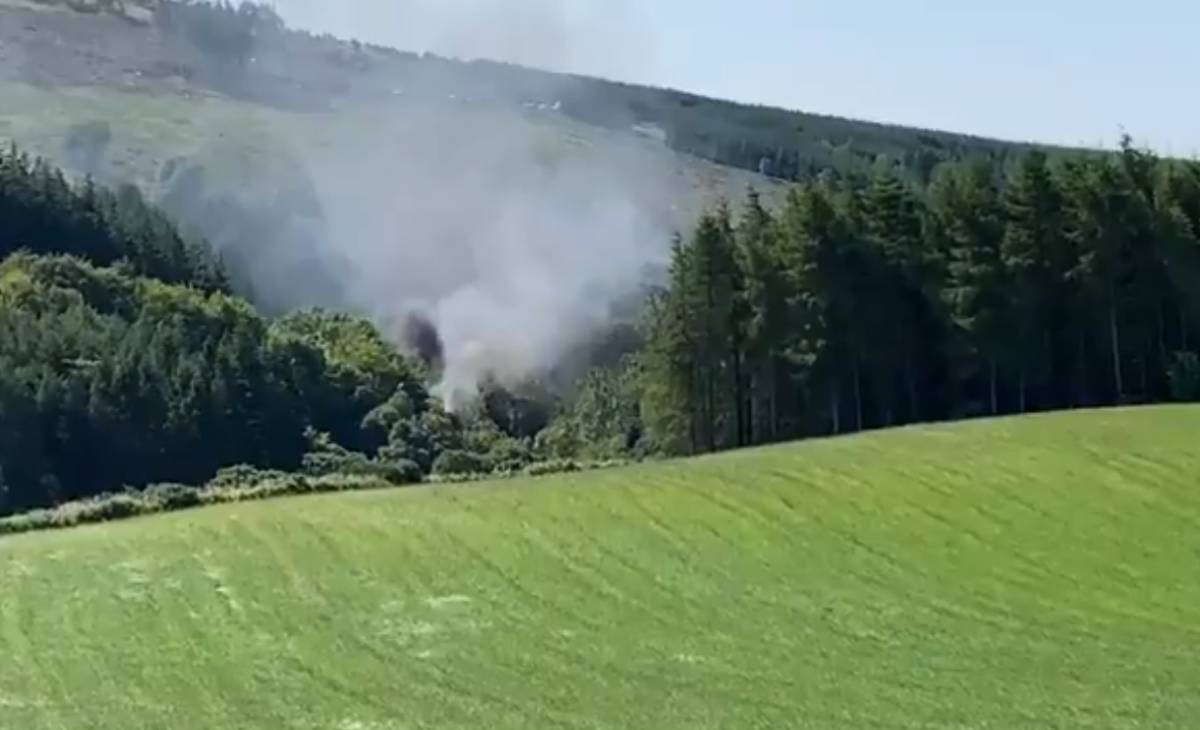 U Škotskoj vlak izletio s tračnica i zapalio se, stiglo više vozila hitne pomoći