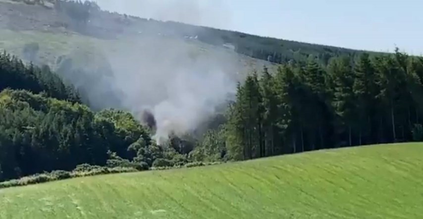 U Škotskoj vlak izletio s tračnica i zapalio se, stiglo više vozila hitne pomoći