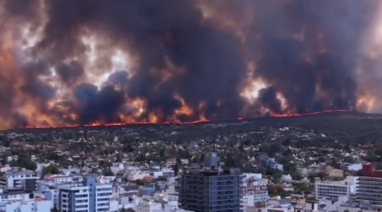 Ogroman vatreni zid približava se gradu u Argentini, pogledajte snimke