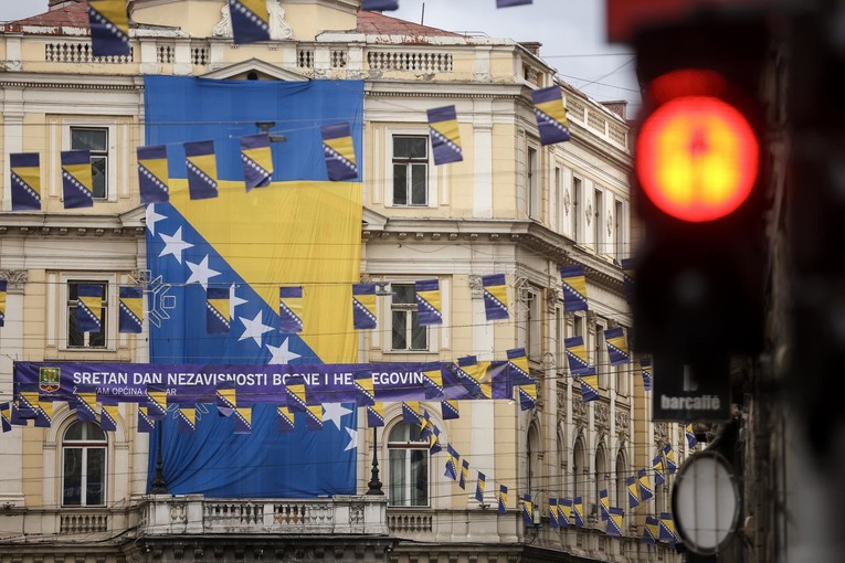 U Livnu tijekom noći zapaljene i uništene zastave BiH