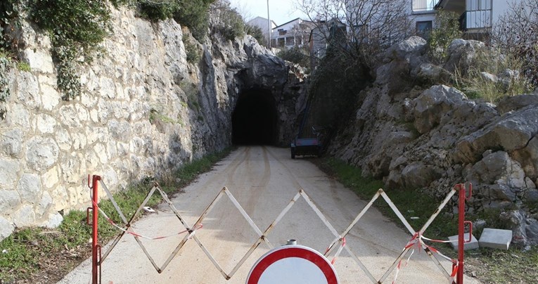 Nesreća kod Ploča, auto završio na krovu kuće. Troje ozlijeđenih, među njima i dijete