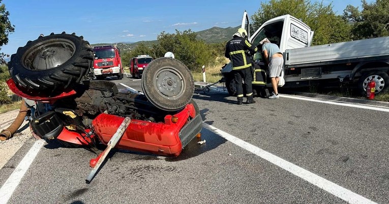 Sudar traktora i malog kamiona kod Drniša. Dvoje ozlijeđenih, zatvorena cesta