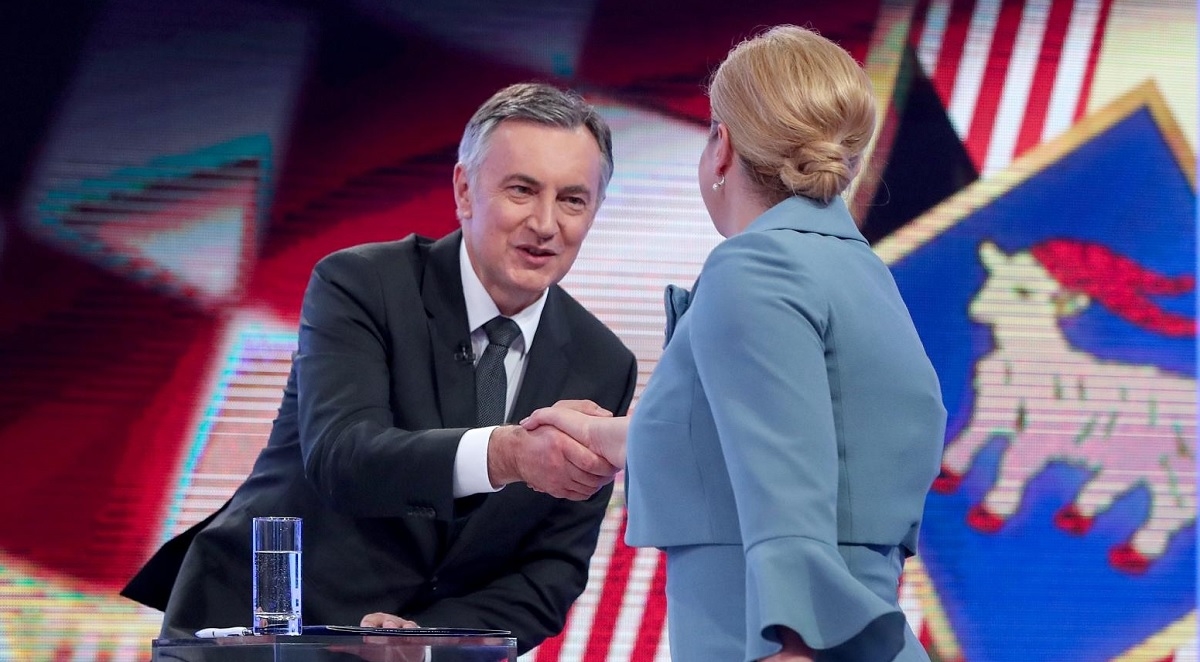 Škoro ljubio ruku Kolindi. Ona tvrdi da je neugodno zatečena, on joj odgovorio