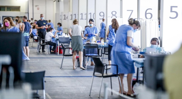 Britanija ukida mjere, prvu dozu primilo 86 posto odraslih. U Hrvatskoj upola manje
