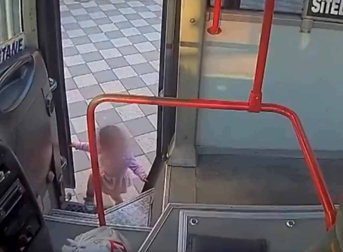 Dvogodišnja djevojčica sama ušla u bus u Turskoj, vozač je pronašao i vratio obitelji