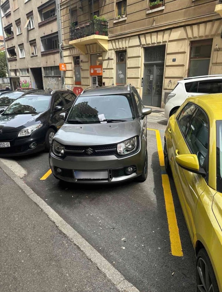 Riječanki preko noći prebojili parking. Ujutro je dočekale kazne i pauk