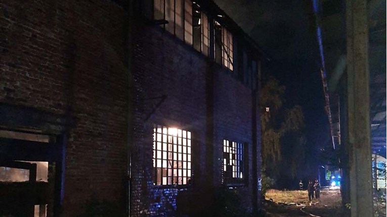 VIDEO Požar u napuštenoj HŽ-ovoj hali u Osijeku, izgorjela restaurirana lokomotiva