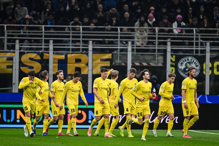 Izolirani su, imaju stadion od 8000 mjesta i senzacija su LP-a. Ovo je njihova priča