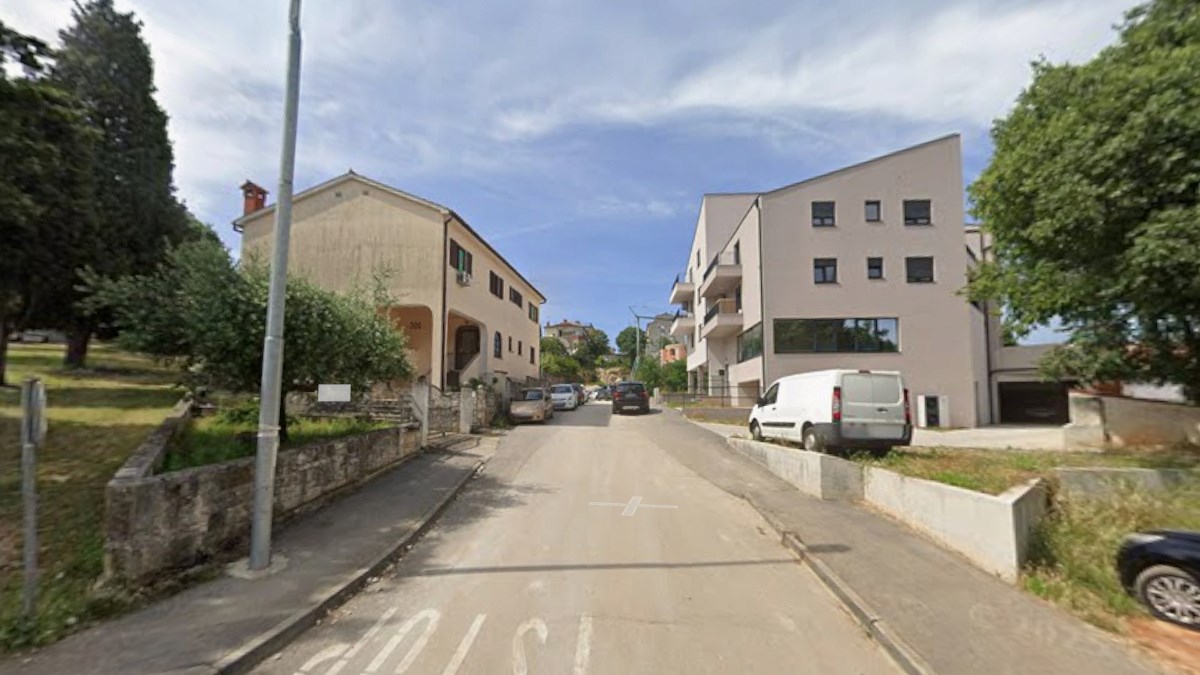 Prijetio pištoljem i opljačkao trgovinu u Puli, u bijegu je