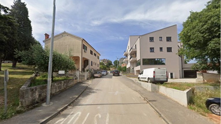 Prijetio pištoljem i opljačkao trgovinu u Puli, u bijegu je