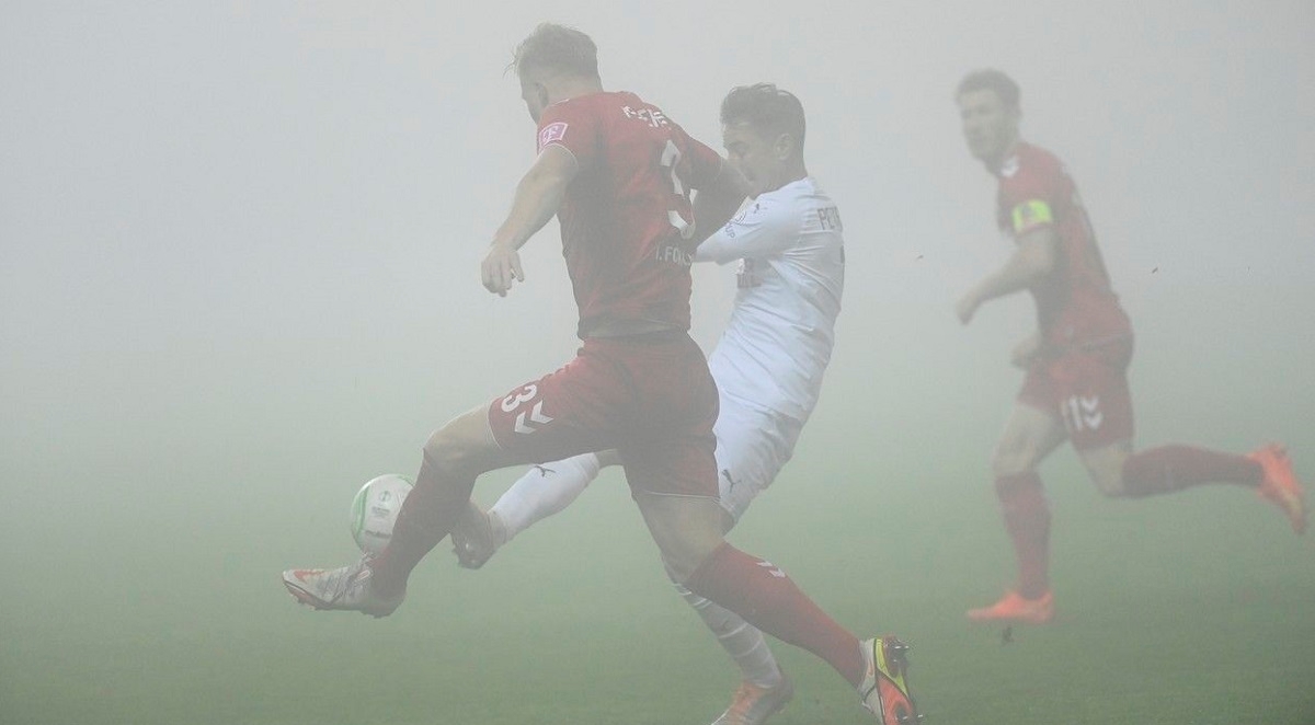 Utakmica zbog magle kasnila pa prekinuta. Nastavlja se sutra od 7. minute