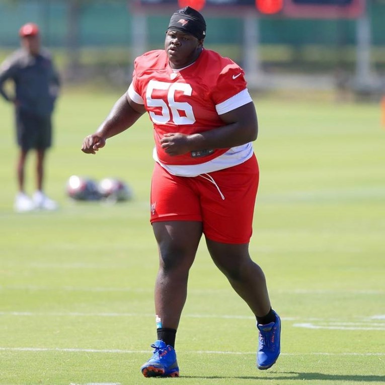 Ima 204 kg i želi igrati u NFL-u. Klub mu je raskinuo ugovor