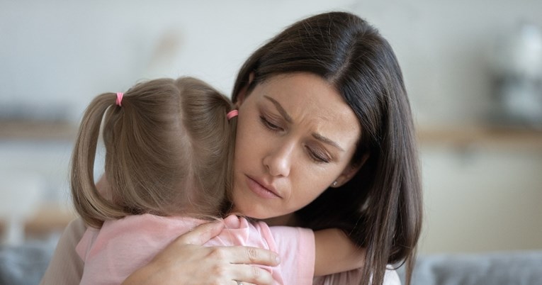 Evo zašto ne bismo trebali nagovarati djecu na iskaze privrženosti