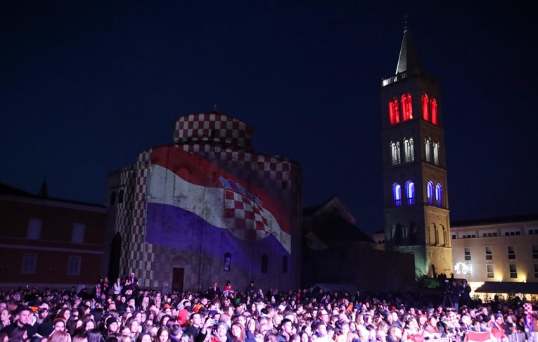Na dočeku Vatrenih u Zadru katedrala sv. Stošije zasjala u bojama hrvatske zastave