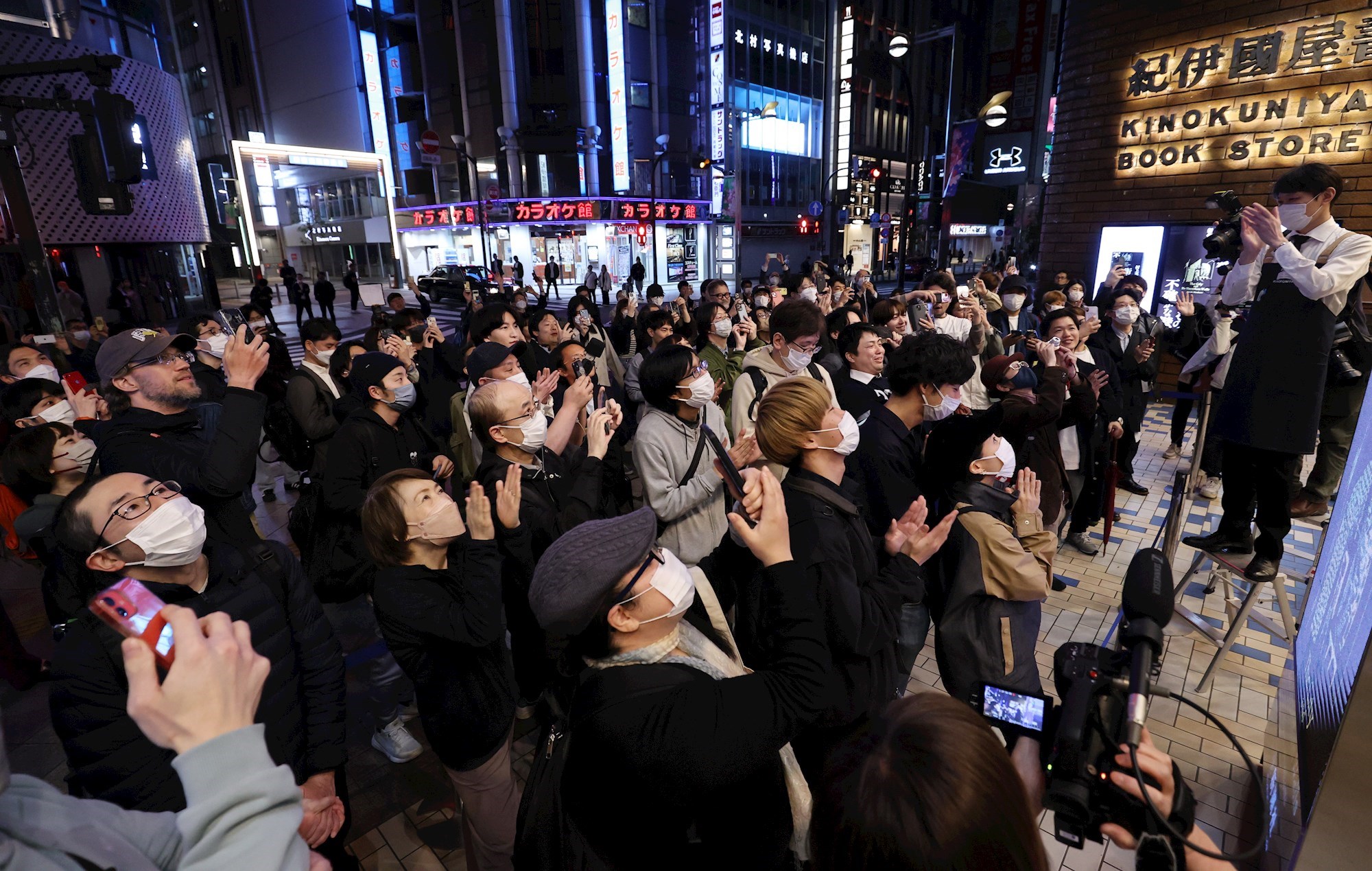 Obožavatelji iz Japana razgrabili prvi Murakamijev roman nakon šest godina