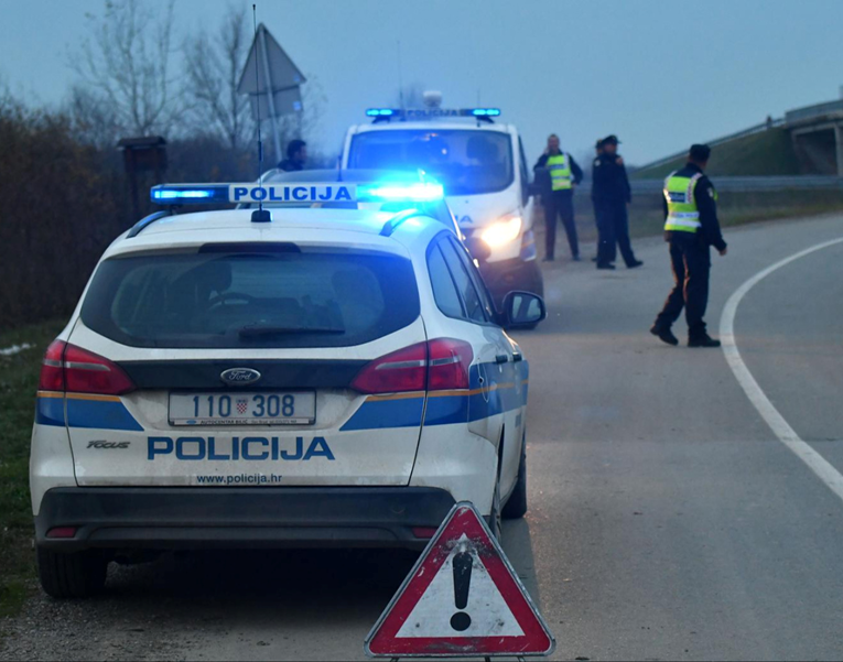 Pijan vozio slalom po autocesti, vrijeđao policajce pa bježao pješice. Uhićen je