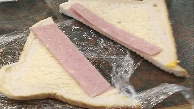 Nema samo kod nas bijednih sendviča: Dobila je kruh s dvije tračice šunke