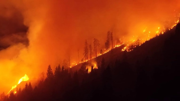 Vjetar širi veliki požar u Austriji, gase ga i helikopteri