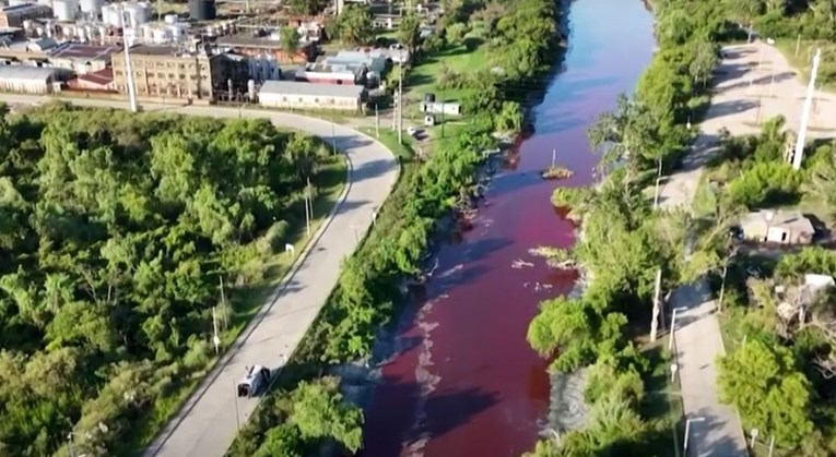 VIDEO Kanal u Argentini iznenada postao crven, ljudi uznemireni