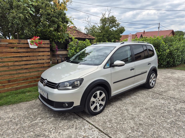 Tražite obiteljski auto? Ovaj VW Touran sa 7 sjedala prodaje se za 3800 eura