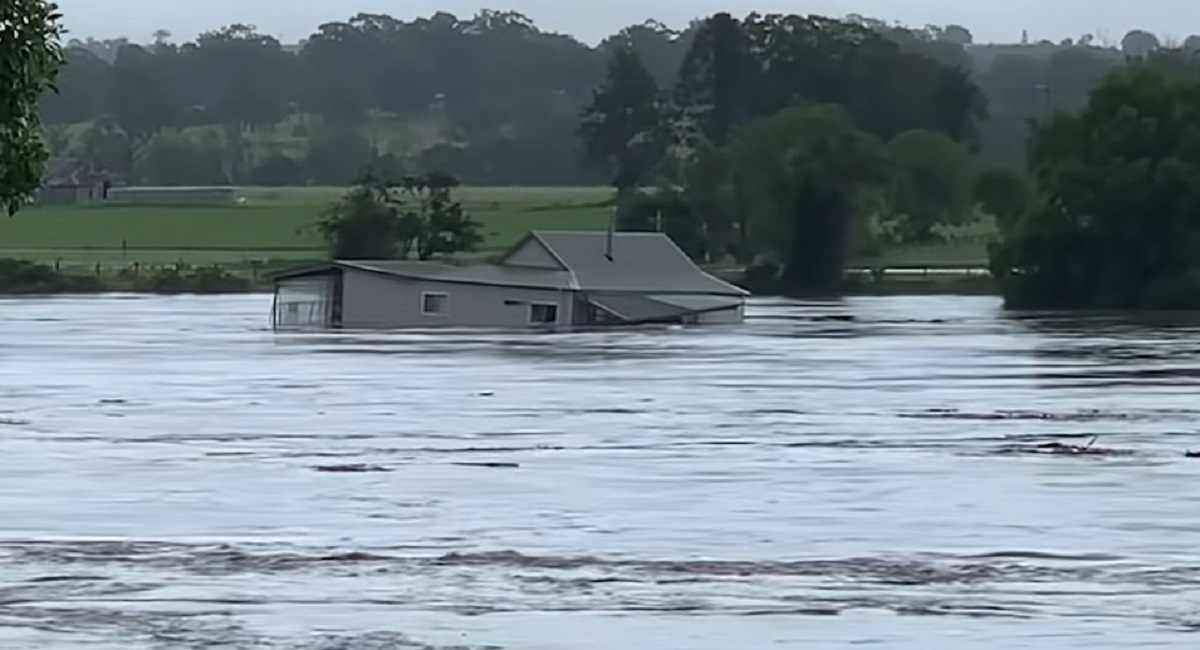 VIDEO Ogromne poplave u Australiji, voda nosila kuće, kod Sydneyja tornado