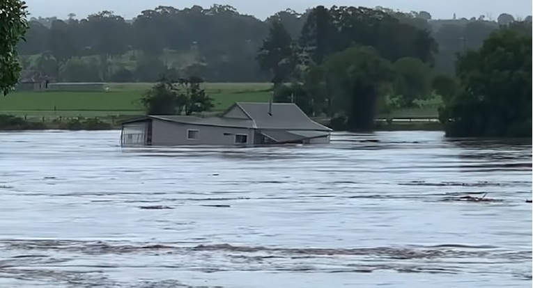 VIDEO Ogromne poplave u Australiji, voda nosila kuće, kod Sydneyja tornado