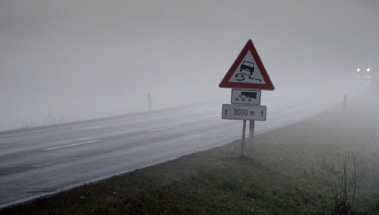 Magla mjestimice smanjuje vidljivost na cestama