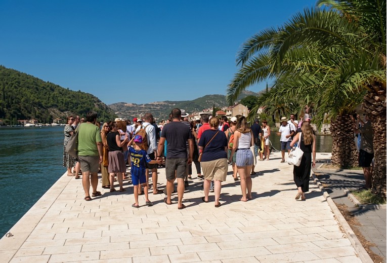 I u Dubrovniku prosvjedovali za Liku. "Avion je preskup, busom izgubiš noć i dan"