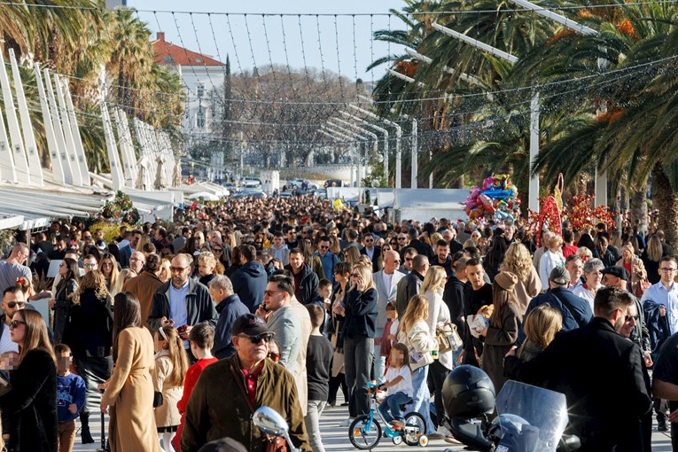 FOTO Ovako izgleda Badnjak u Splitu, grad je prepun ljudi