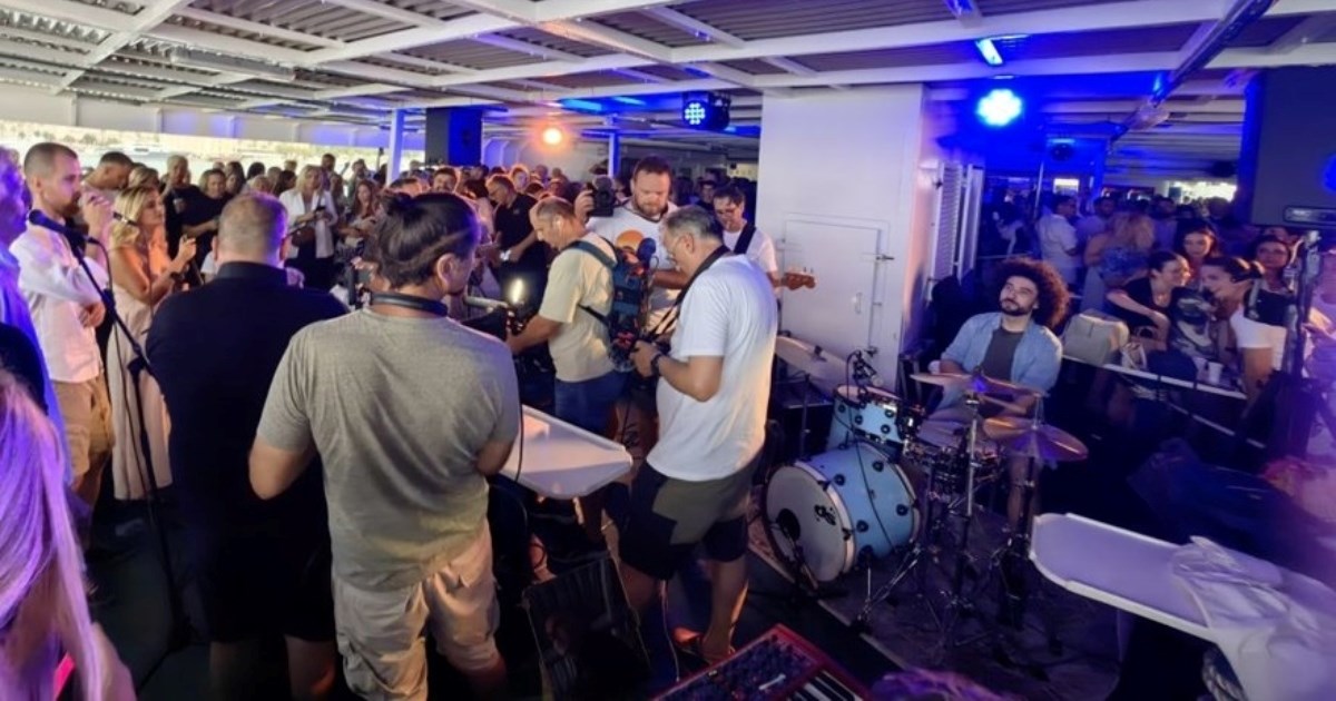 FOTO i VIDEO Domaći glazbenici i glumci napravili ludnicu na trajektu za Olivera