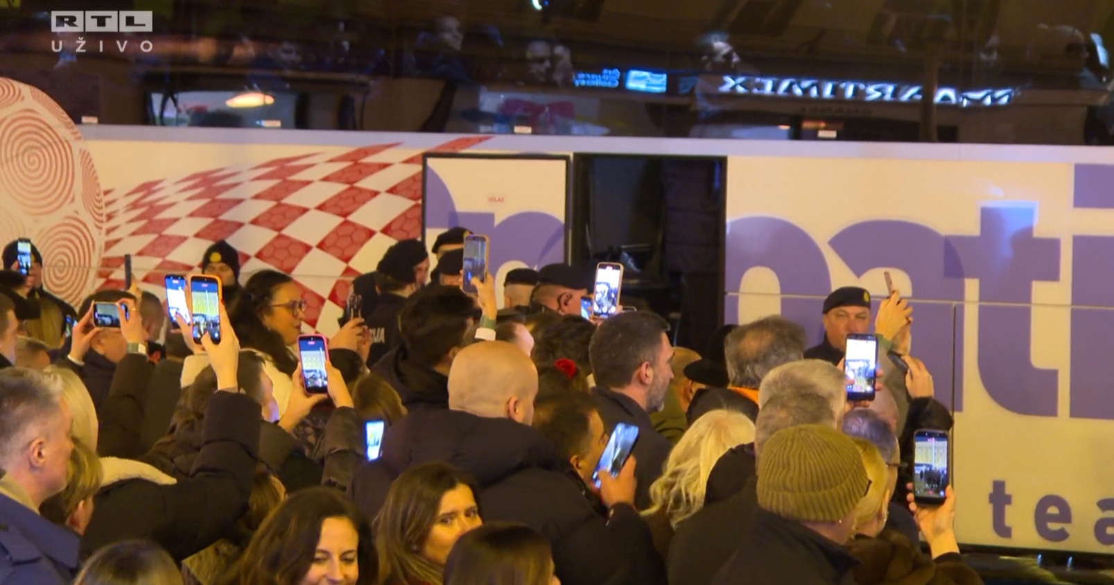 UŽIVO Rukometaši stigli na Trg bana Jelačića, dočekani s "Moja domovina"