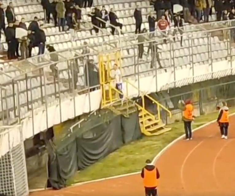 Svi igrači Hajduka otišli su prema svlačionici. Osim jednog, on je otišao na Sjever